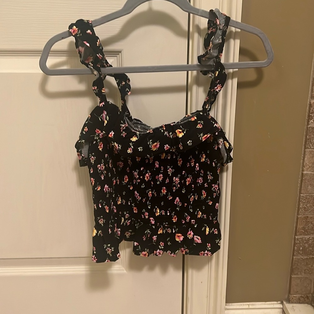 Floral cropped blouse. Scrunched along the waist line.